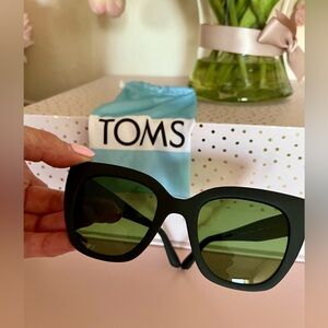 NEW NEVRR WORN TOM’s SYDNEY MATTE BLACK Travelers Collection Cat Eye sunglasses